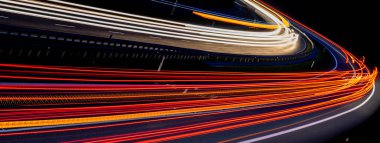 Geceleri hareket halindeki arabaların ışıkları. uzun pozlama