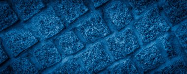 görülebilir dokusu olan mavi taştan bir duvar.