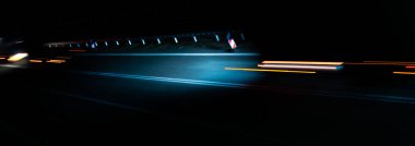 Geceleri hareket halindeki arabaların ışıkları. uzun pozlama