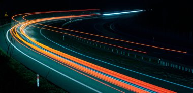 Geceleri hareket halindeki arabaların ışıkları. uzun pozlama