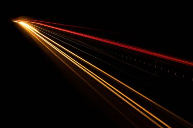 Geceleri hareket halindeki arabaların ışıkları. uzun pozlama