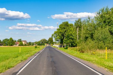 Güzel güneşli bir günde mavi gökyüzünün arka planına karşı yol.