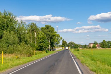 Güzel güneşli bir günde mavi gökyüzünün arka planına karşı yol.