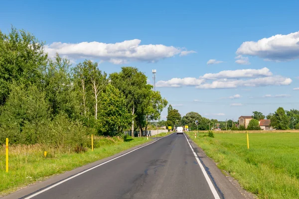 Güzel güneşli bir günde mavi gökyüzünün arka planına karşı yol.