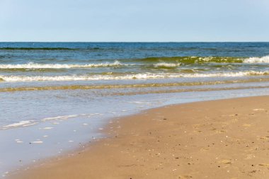 Deniz dalgaları gökyüzüne karşı. arkaplan veya doku