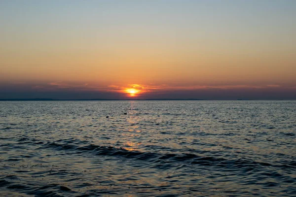 Pôr Sol Contra Pano Fundo Mar Calmo — Fotografia de Stock