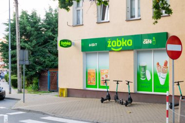 Miedzyzdroje, Polonya - 05.09.2021 - Miedzyzdroje 'deki zabka zincirinin bakkal dükkanı