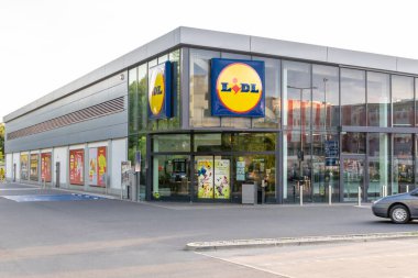 Miedzyzdroie, Polonya - 06.09.2021 - Midzyzdroje 'de 4f elbise dükkanı