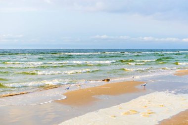 Deniz dalgaları gökyüzüne karşı. arkaplan veya doku