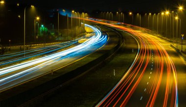 Gece arabaların ışıkları. uzun pozlama