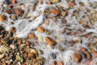 Sahilde deniz dalgaları ve taşlar