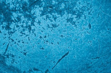 Tavada yanık izleri olan eski mavi alüminyum bir çarşaf.