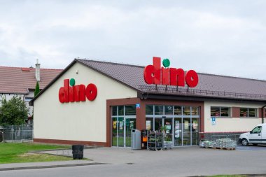 Leba, Polonya - 29 Ağustos 2025 - Leba 'da Dino marketi