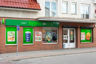 Leba, Polonya - 27 Ağustos 2025 - Leba 'daki Zabka marketi