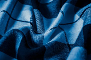İlginç bir deseni olan buruşuk mavi kumaş.