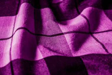 İlginç bir deseni olan mor kırışık kumaş.