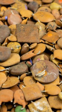 Eski kahverengi kondansatörler. görünür detaylar ile hurda