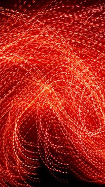 Siyah zemin üzerindeki kırmızı noktalı ışık çizgileri