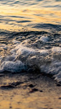 Gün batımında vurgulanan güzel deniz dalgaları. arkaplan