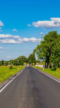 Güzel güneşli bir günde mavi gökyüzünün arka planına karşı yol.