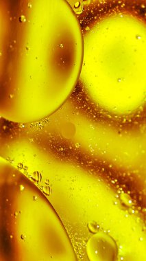 Turuncu arkaplandaki suya yağ damlaları