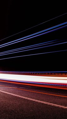 Gece arabaların ışıkları. uzun pozlama