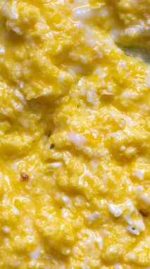 Görünür bir dokusu olan çırpılmış yumurta. arkaplan