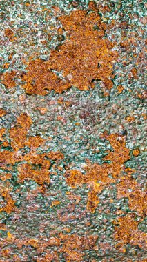 Yeşil boyayla boyanmış paslı metal levha.