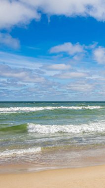 Dalgalı ve plajlı deniz