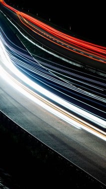 Gece arabaların ışıkları. uzun pozlama