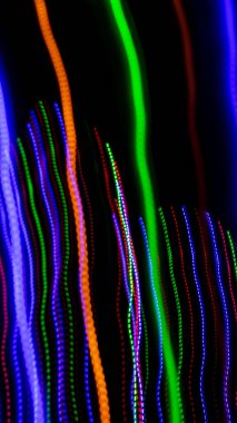 Siyah arkaplanda renkli çizgiler.