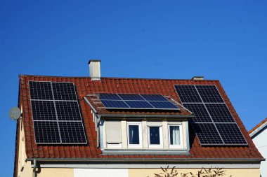 Solarstrom vom Wohnhaus Dach mit Erker                