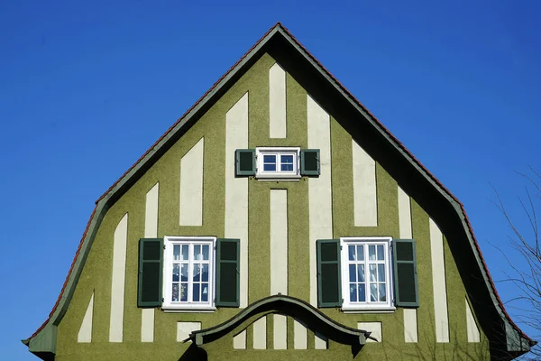 Individuální Dům Polodřevěném Stylu Nádherně Zakřivená Mansardová Střecha Mřížová Okna — Stock fotografie