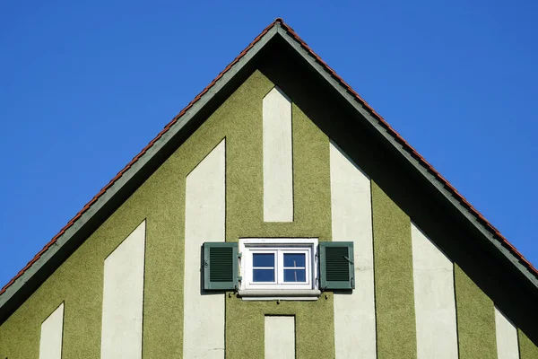 Dachgiebel Mit Kleinen Gitterfenstern Und Rollläden Das Haus Ist Fachwerkstil — Stockfoto