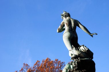 Ceres çeşme - arkadan görünüş