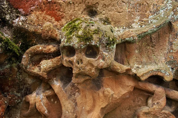 An ancient grave stone with a terrifying skull — Stock Photo, Image