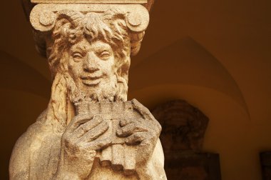 Pan efsanevi çoban tanrısı, etkileyici bir atrium sütunun