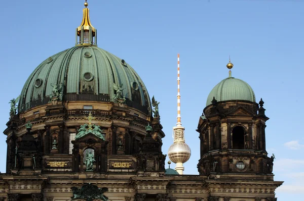Берлинская телебашня между главным куполом и куполом фонаря Берлинского собора — стоковое фото
