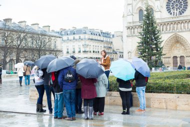 Önünde Notre Dame de Paris Rehberi