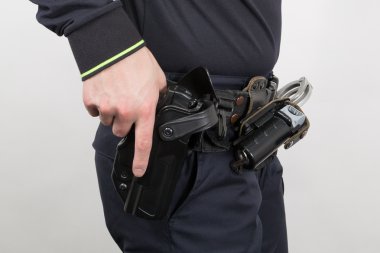 Polis memuru silah çeker silahlı