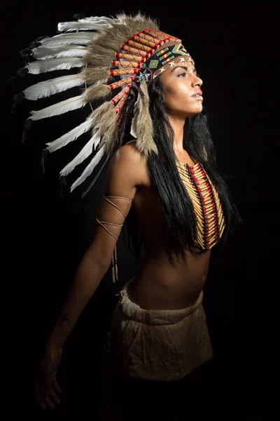 Native american girl — Zdjęcie stockowe