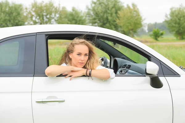 Гарненька блондинка чекає в машині — стокове фото