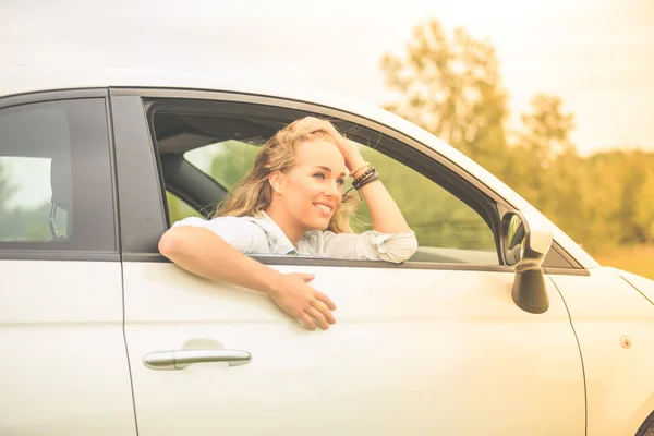 Girl sitting in the car ready for a roadtrip — Stock Photo, Image