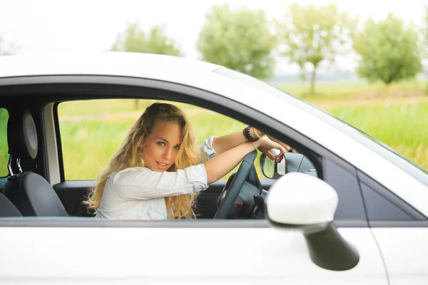 Girl sitting in the car ready for a roadtrip — Stock Photo, Image