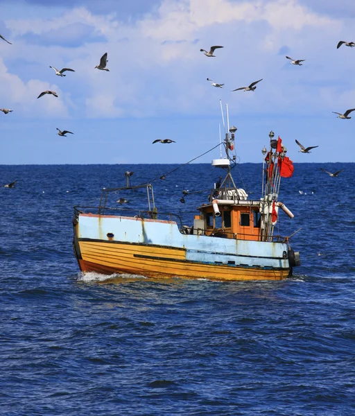 Bateau de pêche sur la mer Baltique, entouré de mouettes. Pologne — Photo