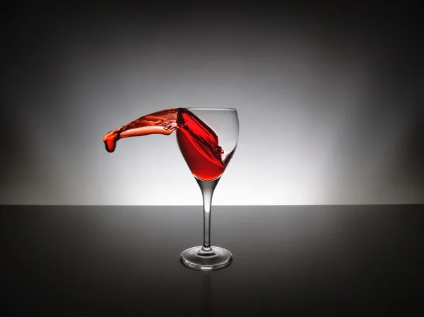 ガラスにスプラッシュ赤ワイン — ストック写真