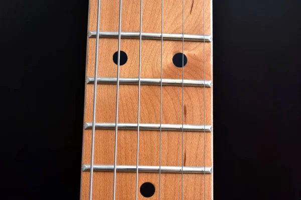 Elektro Gitar Arka Planı Akçaağaç Fretboard Dizgiler Yakın Plan — Stok fotoğraf