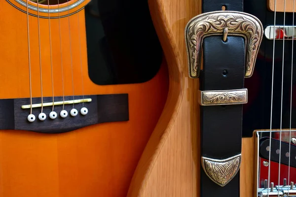 Guitares Acoustiques Électriques Bracelet Cuir Avec Boucle Argentée Close Images De Stock Libres De Droits