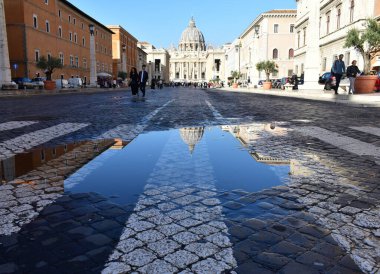 Aziz Peters Bazilikası (Vatikan Şehri) su birikintisi yansıması. Roma, İtalya. 16 Ekim 2019.