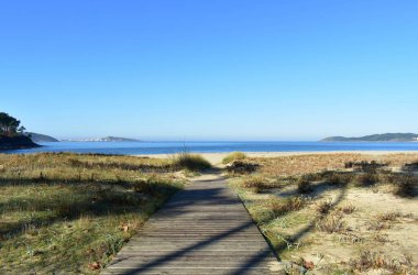 Ünlü Rias Baixas Bölgesi 'nde tahta kaldırımlı plaj. Muxia, Corua, Galiçya, İspanya.